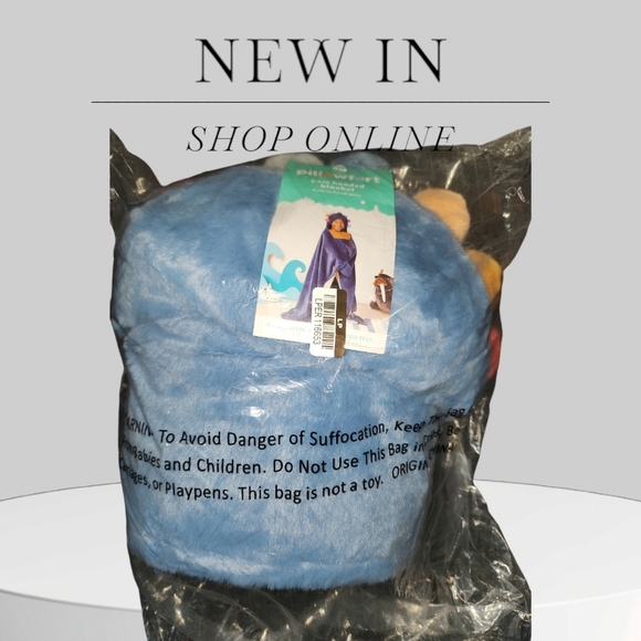 NWT Pillowfort Pom Hooded Kids Blanket w/ Built-in Hand Mitts - Picture 3 of 7